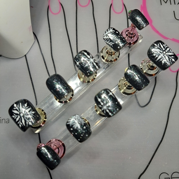 Black Holiday But Make It Sparkle! Press On Nails, Una Gella XS - Picture 5 of 7